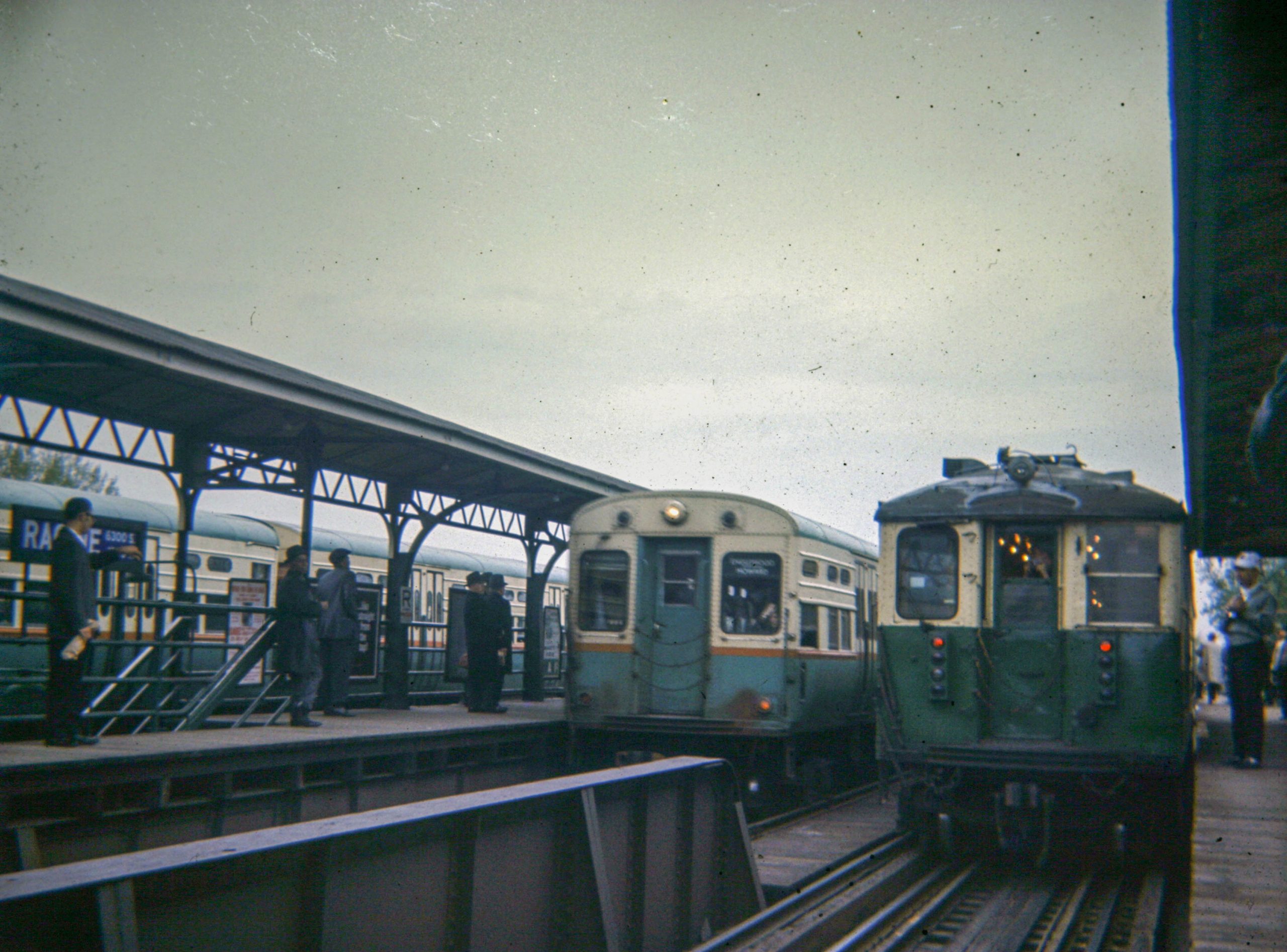 Image of trains at Racine stop in Englewood